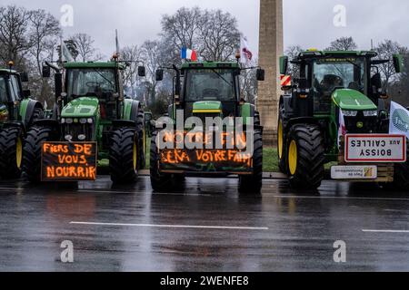 © Michael Bunel/le Pictorium/MAXPPP - Fontainebleau 26/01/2024 Michael Bunel/le Pictorium - 26/01/2024 - France/Seine-et-Marne/Fontainebleau - Prés de 200 agriculteurs occupant depuis 6 heures ce matin, le rond point de l'Obélisque de Marie-Antoinette a Fontainebleau. 26 janvier 2024. Fontainebleau France - valeurs actuelles out, no jdd, jdd out, RUSSIA OUT, NO RUSSIA #norussia/26/01/2024 - France/Seine-et-Marne/Fontainebleau - près de 200 agriculteurs occupent le rond-point de l'Obélisque de Marie-Antoinette à Fontainebleau depuis 6 heures ce matin. 26 janvier 20 Banque D'Images