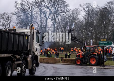 © Michael Bunel/le Pictorium/MAXPPP - Fontainebleau 26/01/2024 Michael Bunel/le Pictorium - 26/01/2024 - France/Seine-et-Marne/Fontainebleau - Prés de 200 agriculteurs occupant depuis 6 heures ce matin, le rond point de l'Obélisque de Marie-Antoinette a Fontainebleau. 26 janvier 2024. Fontainebleau France - valeurs actuelles out, no jdd, jdd out, RUSSIA OUT, NO RUSSIA #norussia/26/01/2024 - France/Seine-et-Marne/Fontainebleau - près de 200 agriculteurs occupent le rond-point de l'Obélisque de Marie-Antoinette à Fontainebleau depuis 6 heures ce matin. 26 janvier 20 Banque D'Images