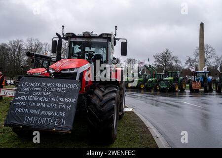 © Michael Bunel/le Pictorium/MAXPPP - Fontainebleau 26/01/2024 Michael Bunel/le Pictorium - 26/01/2024 - France/Seine-et-Marne/Fontainebleau - Prés de 200 agriculteurs occupant depuis 6 heures ce matin, le rond point de l'Obélisque de Marie-Antoinette a Fontainebleau. 26 janvier 2024. Fontainebleau France - valeurs actuelles out, no jdd, jdd out, RUSSIA OUT, NO RUSSIA #norussia/26/01/2024 - France/Seine-et-Marne/Fontainebleau - près de 200 agriculteurs occupent le rond-point de l'Obélisque de Marie-Antoinette à Fontainebleau depuis 6 heures ce matin. 26 janvier 20 Banque D'Images