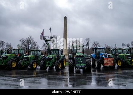 © Michael Bunel/le Pictorium/MAXPPP - Fontainebleau 26/01/2024 Michael Bunel/le Pictorium - 26/01/2024 - France/Seine-et-Marne/Fontainebleau - Prés de 200 agriculteurs occupant depuis 6 heures ce matin, le rond point de l'Obélisque de Marie-Antoinette a Fontainebleau. 26 janvier 2024. Fontainebleau France - valeurs actuelles out, no jdd, jdd out, RUSSIA OUT, NO RUSSIA #norussia/26/01/2024 - France/Seine-et-Marne/Fontainebleau - près de 200 agriculteurs occupent le rond-point de l'Obélisque de Marie-Antoinette à Fontainebleau depuis 6 heures ce matin. 26 janvier 20 Banque D'Images