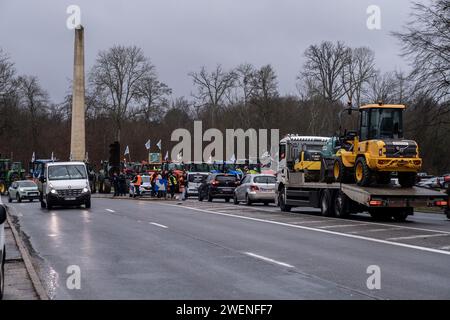 © Michael Bunel/le Pictorium/MAXPPP - Fontainebleau 26/01/2024 Michael Bunel/le Pictorium - 26/01/2024 - France/Seine-et-Marne/Fontainebleau - Prés de 200 agriculteurs occupant depuis 6 heures ce matin, le rond point de l'Obélisque de Marie-Antoinette a Fontainebleau. 26 janvier 2024. Fontainebleau France - valeurs actuelles out, no jdd, jdd out, RUSSIA OUT, NO RUSSIA #norussia/26/01/2024 - France/Seine-et-Marne/Fontainebleau - près de 200 agriculteurs occupent le rond-point de l'Obélisque de Marie-Antoinette à Fontainebleau depuis 6 heures ce matin. 26 janvier 20 Banque D'Images