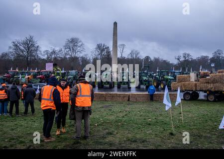 © Michael Bunel/le Pictorium/MAXPPP - Fontainebleau 26/01/2024 Michael Bunel/le Pictorium - 26/01/2024 - France/Seine-et-Marne/Fontainebleau - Prés de 200 agriculteurs occupant depuis 6 heures ce matin, le rond point de l'Obélisque de Marie-Antoinette a Fontainebleau. 26 janvier 2024. Fontainebleau France - valeurs actuelles out, no jdd, jdd out, RUSSIA OUT, NO RUSSIA #norussia/26/01/2024 - France/Seine-et-Marne/Fontainebleau - près de 200 agriculteurs occupent le rond-point de l'Obélisque de Marie-Antoinette à Fontainebleau depuis 6 heures ce matin. 26 janvier 20 Banque D'Images