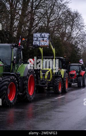 © Michael Bunel/le Pictorium/MAXPPP - Fontainebleau 26/01/2024 Michael Bunel/le Pictorium - 26/01/2024 - France/Seine-et-Marne/Fontainebleau - Prés de 200 agriculteurs occupant depuis 6 heures ce matin, le rond point de l'Obélisque de Marie-Antoinette a Fontainebleau. 26 janvier 2024. Fontainebleau France - valeurs actuelles out, no jdd, jdd out, RUSSIA OUT, NO RUSSIA #norussia/26/01/2024 - France/Seine-et-Marne/Fontainebleau - près de 200 agriculteurs occupent le rond-point de l'Obélisque de Marie-Antoinette à Fontainebleau depuis 6 heures ce matin. 26 janvier 20 Banque D'Images