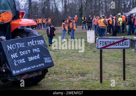 © Michael Bunel/le Pictorium/MAXPPP - Fontainebleau 26/01/2024 Michael Bunel/le Pictorium - 26/01/2024 - France/Seine-et-Marne/Fontainebleau - Prés de 200 agriculteurs occupant depuis 6 heures ce matin, le rond point de l'Obélisque de Marie-Antoinette a Fontainebleau. 26 janvier 2024. Fontainebleau France - valeurs actuelles out, no jdd, jdd out, RUSSIA OUT, NO RUSSIA #norussia/26/01/2024 - France/Seine-et-Marne/Fontainebleau - près de 200 agriculteurs occupent le rond-point de l'Obélisque de Marie-Antoinette à Fontainebleau depuis 6 heures ce matin. 26 janvier 20 Banque D'Images