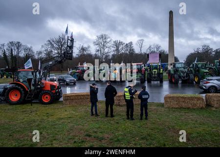 © Michael Bunel/le Pictorium/MAXPPP - Fontainebleau 26/01/2024 Michael Bunel/le Pictorium - 26/01/2024 - France/Seine-et-Marne/Fontainebleau - Prés de 200 agriculteurs occupant depuis 6 heures ce matin, le rond point de l'Obélisque de Marie-Antoinette a Fontainebleau. 26 janvier 2024. Fontainebleau France - valeurs actuelles out, no jdd, jdd out, RUSSIA OUT, NO RUSSIA #norussia/26/01/2024 - France/Seine-et-Marne/Fontainebleau - près de 200 agriculteurs occupent le rond-point de l'Obélisque de Marie-Antoinette à Fontainebleau depuis 6 heures ce matin. 26 janvier 20 Banque D'Images