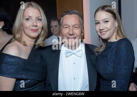 Sänger Roland Kaiser kommt mit Frau Silvia li. Und Tochter Annalena re. Zum VIP Empfang des 13. Semperopernballes Dresde. *** Chanteur Roland Kaiser arrive avec sa femme Silvia à gauche et sa fille Annalena à droite à la réception VIP du 13e Semper Opera ball Dresde Banque D'Images