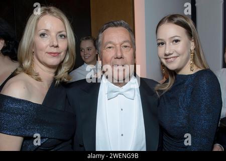 Sänger Roland Kaiser kommt mit Frau Silvia li. Und Tochter Annalena re. Zum VIP Empfang des 13. Semperopernballes Dresde. *** Chanteur Roland Kaiser arrive avec sa femme Silvia à gauche et sa fille Annalena à droite à la réception VIP du 13e Semper Opera ball Dresde Banque D'Images