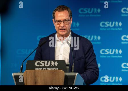 Politik, CSU, 20240126, Pressekonferenz nach Sitzung des CSU-Vorstands 26. Januar 2024. Im Bild CSU-Generalsekretär Martin HUBER spricht. München CSU-Landesleitung Bayern Deutschland *** politique, CSU, 20240126, Conférence de presse après la réunion du Comité exécutif de la CSU 26 janvier 2024 dans l'image le Secrétaire général de la CSU Martin HUBER prend la parole Munich le Comité exécutif de l'Etat de la CSU Bavière Allemagne Copyright : Passion2Press/MarkusxFischerx Banque D'Images