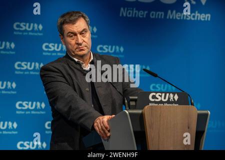 Politik, CSU, 20240126, Pressekonferenz nach Sitzung des CSU-Vorstands 26. Januar 2024. Im Bild Ministerpräsident Bayern Dr. Markus Söder lauscht hört zu. München CSU-Landesleitung Bayern Deutschland *** politique, CSU, 20240126, Conférence de presse après la réunion du Comité exécutif de la CSU 26 janvier 2024 dans l'image le Premier ministre de Bavière Dr Markus Söder écoute Munich le Comité exécutif de l'Etat de la CSU Bavière Allemagne Copyright : Passion2Press/MarkusxFischerx Banque D'Images