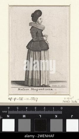 Femme Moguntiana, Wenceslaus Hollar, 1643 femme de Mayence, de profil à droite, avec une casquette avec un bontrand très large diagonalement à l'arrière de la tête qui entoure le visage. Pli large et épais dans lequel la chemise est visible autour du cou. Jak à la hanche ajusté avec col plat sur le dos, bragons, manches longues et un tour composé de différents bâtiments séparés. Brassards retournés garnis d'un bord dentelé (côté?). Pied -long, jupe spacieuse au-dessus de l'ourlet décoré avec un certain nombre de pneus horizontaux. Pour un blanc long, il commence à la taille sous la veste. Chaussures à talon moyen. Po Banque D'Images