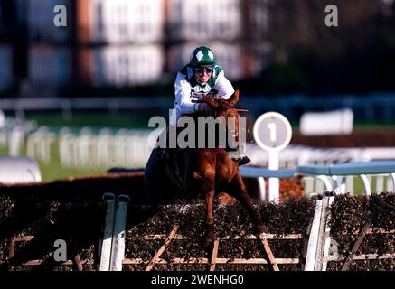 Georgi Girl montée par le jockey Major Charlie O'Shea sur leur chemin pour gagner la haie de handicap de la Reine Elizabeth la Reine mère amateur jockeys à l'hippodrome de Sandown Park, Esher. Date de la photo : Vendredi 26 janvier 2024. Banque D'Images