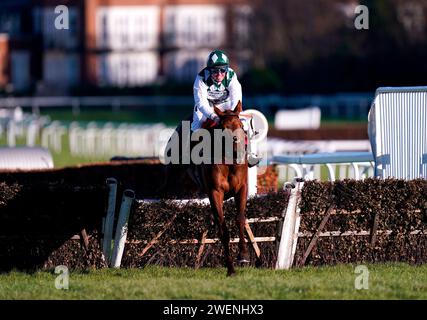 Georgi Girl montée par le jockey Major Charlie O'Shea sur leur chemin pour gagner la haie de handicap de la Reine Elizabeth la Reine mère amateur jockeys à l'hippodrome de Sandown Park, Esher. Date de la photo : Vendredi 26 janvier 2024. Banque D'Images