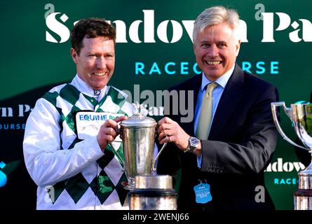 Le Major Charlie O'Shea reçoit le trophée après avoir remporté la haie handicap des jockeys amateurs Queen Elizabeth the Queen Mother sur Georgi Girl à l'hippodrome de Sandown Park, Esher. Date de la photo : Vendredi 26 janvier 2024. Banque D'Images