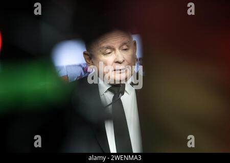Jaroslaw Kaczynski, chef du parti politique droit et Justice, donne une conférence de presse au siège du parti à Varsovie, capitale de la Pologne, le 26 janvier 2024. La politique polonaise est dans le chaos en raison du désaccord de legat entre la coalition au pouvoir qui a créé un nouveau gouvernement en décembre 2023 et l'extrême droite droit et Justice qui a régné en Pologne pendant 8 ans. Banque D'Images
