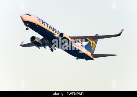 Le Boeing 737-800 de Ryanair décolle de l'aéroport de Budapest Banque D'Images