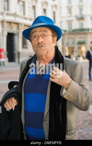 Milan Italie 2009-11-10, Lucio Dalla, chanteur italien, sur la Piazza Della Scala avant d'entrer au Palazzo Marino pour la conférence de presse de la comédie musicale 'Tosca amore disperato“ Banque D'Images