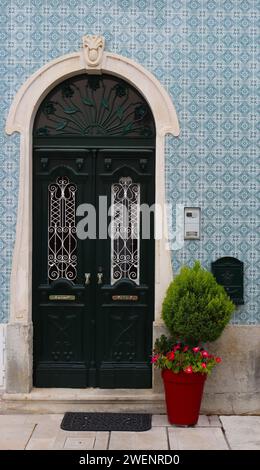 Maison résidentielle porte d'entrée entourée de tuiles portugaises traditionnelles, Alcobaca, Portugal Banque D'Images