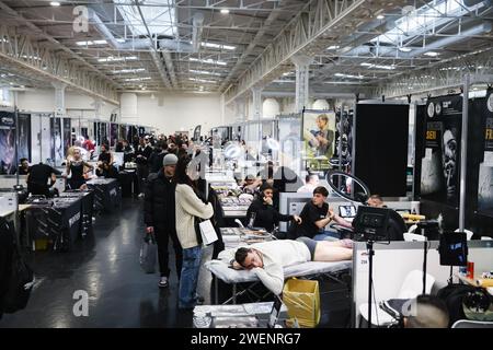 Milan, Italie. 26 janvier 2024. Alessandro Bremec/LaPresse26-01-2024 Milano, Italia - Cronaca - la Milano Tattoo Convention al Superstudio Maxi di Milano. Nella foto : una vista della fiera 26 janvier 2024 Milan Italie - Actualités - la Convention de tatouage de Milan au Superstudio Maxi à Milan. Sur la photo : une vue de la foire crédit : LaPresse/Alamy Live News Banque D'Images