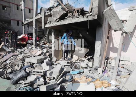 Les Palestiniens inspectent la destruction après un bombardement israélien de la maison de la famille El- Rawagh à Nusairat les Palestiniens inspectent la destruction après un bombardement israélien de la maison de la famille El- Rawagh à Nusairat, Gaza, le 26 janvier 2024. Plusieurs bâtiments se sont effondrés ou fortement endommagés après l'attaque. Photo Omar Ashtawy apaimages Nusairat bande de Gaza territoire palestinien 260124 Nusairat OSH 0026 Copyright : xapaïmagesxOmarxAshtawyxapaimagesx Banque D'Images