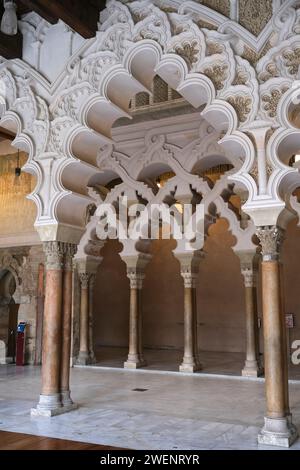 Arches islamiques complexes à l'intérieur du palais de Aljafería, Saragosse, Aragon, Espagne, Europe Banque D'Images