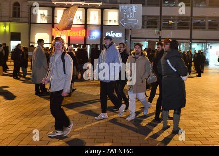 Brno, République tchèque. 25 janvier 2024. Rassemblement organisé par des Slovaques vivant à Brno, en République tchèque, le 25 janvier 2024 contre un plan du Premier ministre populiste Robert Fico visant à modifier le code pénal et à supprimer un parquet national. Les changements prévus comprennent également une réduction des peines pour corruption, y compris la possibilité de peines avec sursis, et un raccourcissement important de la durée de la prescription. Crédit : Patrik Uhlir/CTK photo/Alamy Live News Banque D'Images