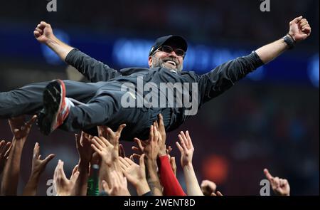 Photo de dossier datée du 01/06/19. Le Manager de Liverpool Jurgen Klopp est soulevé par ses joueurs après avoir remporté la finale de l'UEFA Champions League au Wanda Metropolitano, Madrid. Jurgen Klopp a choqué le monde du football en annonçant qu’il se retirera de son poste d’entraîneur de Liverpool à la fin de la saison après avoir admis qu’il était « à court d’énergie ». Date d'émission : vendredi 26 janvier 2024. Banque D'Images