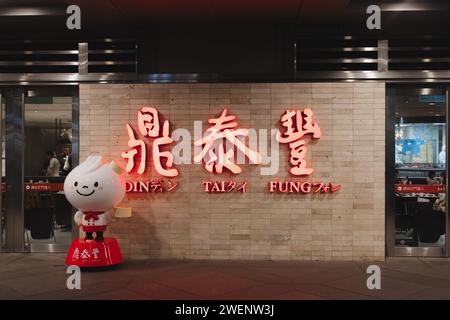 Taipei, Taiwan - 1 octobre 2023 : entrée avec la mascotte Baobao pour dim sum dumplings restautant DIN Tai Fung à Taipei 101 dans la ville de Da'an Di Banque D'Images