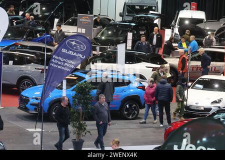 Erfurt, Allemagne. 26 janvier 2024. Les visiteurs se tiennent entre les voitures dans un hall d'exposition de l'Automobil Messe Erfurt. Au total, 130 exposants présentent les derniers développements du marché automobile dans trois halls d'exposition. Crédit : Bodo Schackow/dpa/Alamy Live News Banque D'Images