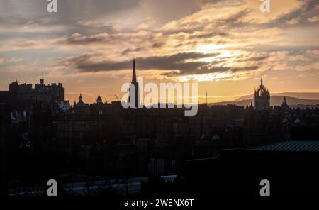 Coucher de soleil en soirée vue sur le centre-ville du château et le quartier de la vieille ville d'Édimbourg. Les bâtiments de la ville d'Édimbourg forment des formes de silhouette contre Banque D'Images