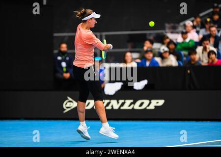 Barbora Krejcikova de la République tchèque joue contre Mirra Andreeva de la Russie (pas sur la photo) lors du match de la 4e ronde de l'Open australien de tennis à Melbourne Park. Barbora Krejcikova bat Mirra Andreeva en 3 sets avec un score de 4-6 6-3 6-2. Banque D'Images