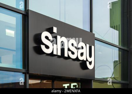 Novi Sad, Serbie - 24 janvier 2024 : vitrine Sinsay dans le centre commercial Big Shopping. Cette marque est présente sur 21 marchés avec un réseau de plus de 900 magasins, Banque D'Images