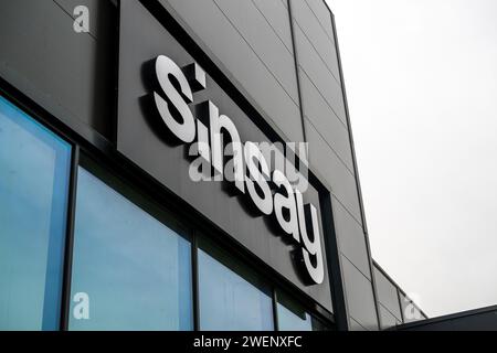 Novi Sad, Serbie - 24 janvier 2024 : vitrine Sinsay dans le centre commercial Big Shopping. Cette marque est présente sur 21 marchés avec un réseau de plus de 900 magasins, Banque D'Images