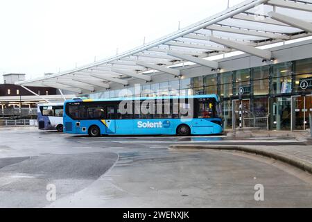 Le Hard Interchange, Portsmouth Harbour Railway gare, Solent bus stationné dans le terminal de bus, Portsmouth, Banque D'Images