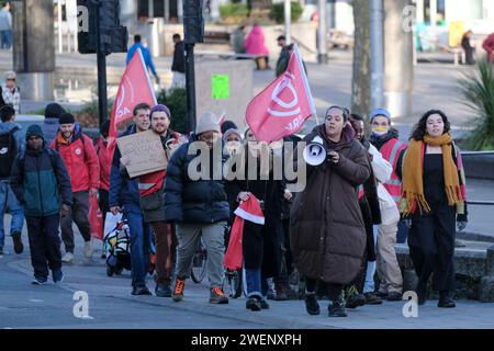 Bristol, Royaume-Uni. 26 janvier 2024. Les habitants de Barton House qui ont été évacués de leurs appartements pour des raisons de sécurité protestent contre leur traitement par le conseil municipal de Bristol. Après enquête, le bâtiment est maintenant considéré comme suffisamment sûr et les résidents ont été informés qu'ils peuvent retourner, mais certains sont toujours préoccupés et estiment que le conseil devrait faire plus pour fournir des alternatives. Le syndicat des locataires Acorn soutient la manifestation. Crédit : JMF News/Alamy Live News Banque D'Images