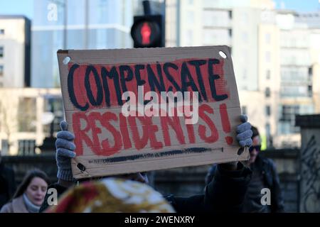 Bristol, Royaume-Uni. 26 janvier 2024. Les habitants de Barton House qui ont été évacués de leurs appartements pour des raisons de sécurité protestent contre leur traitement par le conseil municipal de Bristol. Après enquête, le bâtiment est maintenant considéré comme suffisamment sûr et les résidents ont été informés qu'ils peuvent retourner, mais certains sont toujours préoccupés et estiment que le conseil devrait faire plus pour fournir des alternatives. Le syndicat des locataires Acorn soutient la manifestation. Crédit : JMF News/Alamy Live News Banque D'Images