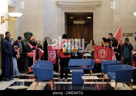 Bristol, Royaume-Uni. 26 janvier 2024. Manifestation à l'intérieur du bureau de Councill. Les résidents de Barton House qui ont été évacués de leurs appartements pour des raisons de sécurité protestent contre leur traitement par le conseil municipal de Bristol. Après enquête, le bâtiment est maintenant considéré comme suffisamment sûr et les résidents ont été informés qu'ils peuvent retourner, mais certains sont toujours préoccupés et estiment que le conseil devrait faire plus pour fournir des alternatives. Le syndicat des locataires Acorn soutient la manifestation. Crédit : JMF News/Alamy Live News Banque D'Images