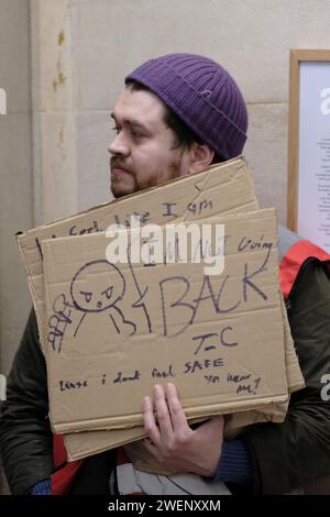 Bristol, Royaume-Uni. 26 janvier 2024. Les habitants de Barton House qui ont été évacués de leurs appartements pour des raisons de sécurité protestent contre leur traitement par le conseil municipal de Bristol. Après enquête, le bâtiment est maintenant considéré comme suffisamment sûr et les résidents ont été informés qu'ils peuvent retourner, mais certains sont toujours préoccupés et estiment que le conseil devrait faire plus pour fournir des alternatives. Le syndicat des locataires Acorn soutient la manifestation. Crédit : JMF News/Alamy Live News Banque D'Images