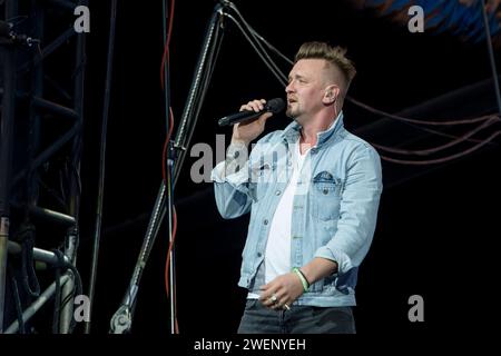 Sänger Ben Zucker während seines Auftrittes in der Schlagernacht des Jahres im DDV Stadion Dresden. *** Chanteur Ben Zucker lors de sa performance au Schlagernacht des Jahres dans le DDV Stadium Dresde Banque D'Images