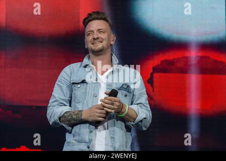 Sänger Ben Zucker während seines Auftrittes in der Schlagernacht des Jahres im DDV Stadion Dresden. *** Chanteur Ben Zucker lors de sa performance au Schlagernacht des Jahres dans le DDV Stadium Dresde Banque D'Images