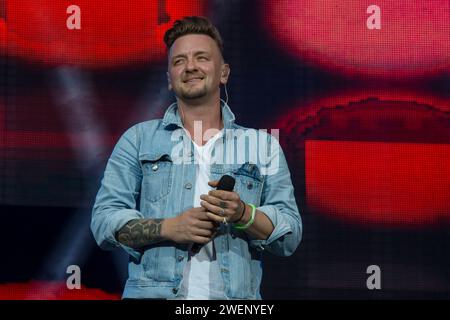 Sänger Ben Zucker während seines Auftrittes in der Schlagernacht des Jahres im DDV Stadion Dresden. *** Chanteur Ben Zucker lors de sa performance au Schlagernacht des Jahres dans le DDV Stadium Dresde Banque D'Images