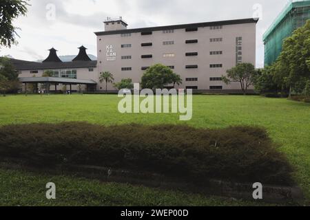 Yuanshan, République de Chine - 2 octobre 2023 : distillerie de whisky Kavalan, une attraction touristique populaire dans le comté de Yilan, Taïwan. Banque D'Images