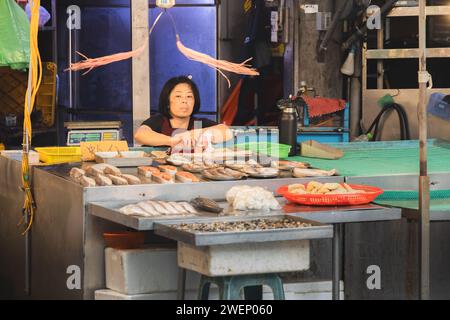 Yilan, République de Chine - 2 octobre 2023 : un poissonnier de rue sur un marché de jour dans la ville de Yilan, Taiwan. Banque D'Images