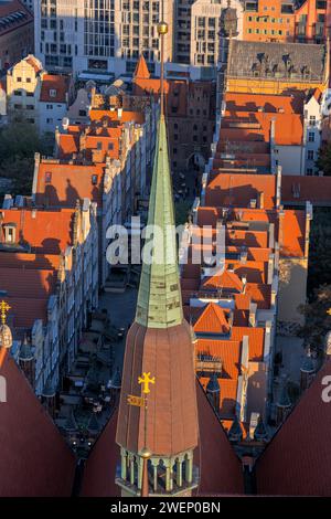 Mariacka Street maisons au coucher du soleil d'en haut dans la vieille ville de la ville de Gdańsk en Pologne, flèche de l'église Sainte-Marie. Banque D'Images