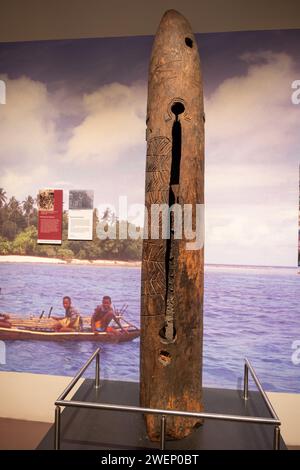 Slit Gong de Vanuatu, instrument de musique traditionnel du 19e siècle au Musée national d'Écosse à Édimbourg, Écosse, Royaume-Uni. Banque D'Images