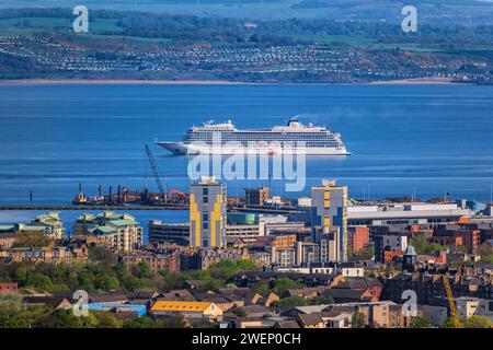 Croisière Viking dans Firth of Forth à hauteur du quartier de Leith dans la ville d'Édimbourg en Écosse, Royaume-Uni. Banque D'Images