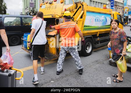 Yilan, République de Chine - 2 octobre 2023 : un camion à ordures et des binmen dans les rues de Yilan, Taïwan, assurent l'enlèvement des déchets. Banque D'Images
