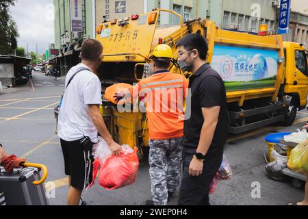 Yilan, République de Chine - 2 octobre 2023 : un camion à ordures et des binmen dans les rues de Yilan, Taïwan, assurent l'enlèvement des déchets. Banque D'Images