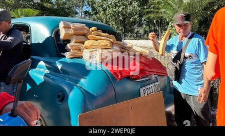 Homme cubain vendant des pains dans une voiture vintage à Santa Clara, Cuba Banque D'Images