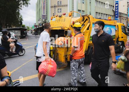 Yilan, République de Chine - 2 octobre 2023 : un camion à ordures et des binmen dans les rues de Yilan, Taïwan, assurent l'enlèvement des déchets. Banque D'Images
