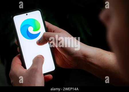 Pologne. 25 janvier 2024. Sur cette photo, un logo Microsoft Edge est affiché sur un smartphone. (Photo de Mateusz Slodkowski/SOPA Images/Sipa USA) *** strictement à des fins éditoriales *** crédit : SIPA USA/Alamy Live News Banque D'Images